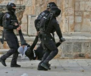 El comunicado señala que los policías usaron “medios de dispersión de disturbios” en su intervención.