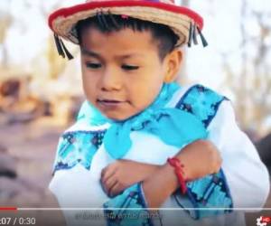 Captura del video en donde Yuawi aparece cantando en pegajoso tema.