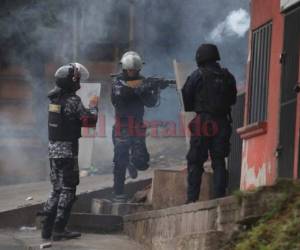 Bombas lacrimógenas son una de las armas más empleadas durante las manifestaciones que terminan en confrontación. (Foto: El Heraldo Honduras/ Noticias Honduras hoy)