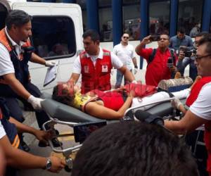 Una joven es trasladada al HEU en una ambulancia de la Cruz Roja tras el fuerte encontronazo. (Foto: El Heraldo Honduras)