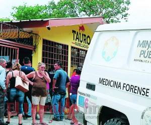 Los dos hombres murieron de manera instantánea y sus cuerpos quedaron tendidos dentro del restaurante.