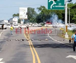 Con gas lacrimógeno las autoridades buscan este jueves desalojar la carretera. Foto: Gisella Rodríguez/ El Heraldo.