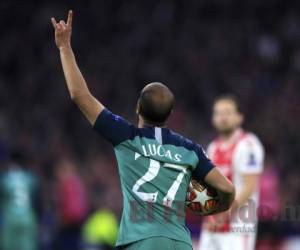 Lucas Moura celebrando uno de los tres goles anotados al Ajax. (AP)