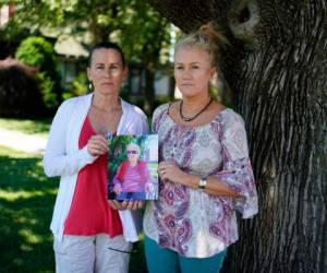 Angela Ermold, a la derecha, y su hermana, Denise Gracely, posan con una foto de su madre, Marian Rauenzahn, en Fleetwood, Pensilvania, el jueves 17 de junio de 2021. Ambas hermanas lamentan el largo aislamiento por la pandemia de su madre como de otros ancianos en los asilos. AP.