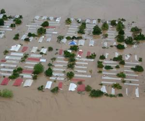 En Honduras hay 130,000 albergados, 35,000 viviendas destruidas o dañadas, 37 puentes destruidos y 57 dañadas. Foto: AFP.