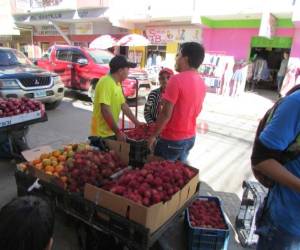 La queja ciudadana es que cada vez tienen menos espacios peatonales para transitar.