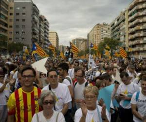 Centenares de personas se volcaron a las calles a favor de la unidad española.Foto: AFP