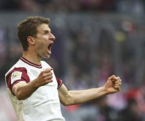 Thomas Müller del Bayern Múnich festeja tras marcar un gol contra Ausburg en el partido de la Bundesliga, el sábdo 8 de marzo de 2020, en Múnich. Foto: Agencia AP.