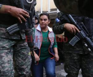 Rosa Elena Bonilla de Lobo es custodiada por agentes policiales, un día después de su captura. Foto Estalin Irías/ EL HERALDO