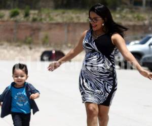 La periodista Ariela Cáceres junto a su hijo Mateo Alexander visitaron las instalaciones de EL HERALDO con motivo de una entrevista previo a celebrarse el Día de las Madres. Fotos: Emilio Flores/EL HERALDO HONDURAS.