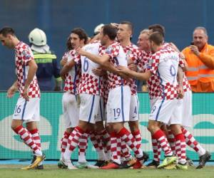 Los jugadores celebran el gol de Domagoj Vida que les dio los tres puntos ante la selección de Kosovo (Foto: Agencia AFP)