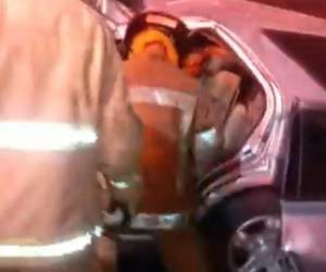 Intenso rescate de conductor atrapado tras impactar contra un camión en Copán