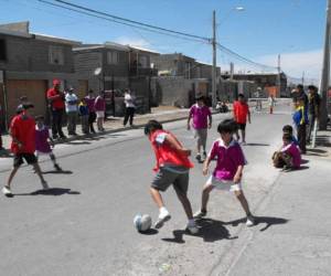 El letrero, al parecer, fue colocado por un ciudadano molesto por los constantes ruidos y polvo que causan los menores de edad. Foto El Heraldo.
