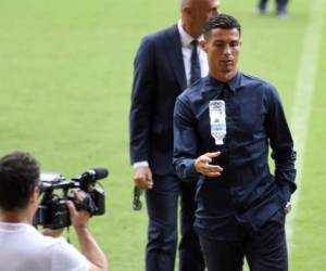 Cristiano Ronaldo reconociendo el césped del estadio Mestalla. (AFP)