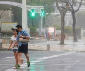 El tifón, cuyos vientos alcanzaron los 216 km/h, llegó a primera hora del domingo a Honshu.