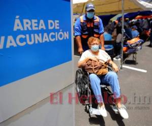 En el departamento de Francisco Morazán se llevó a cabo la primera jornada de 'Vacunatón' con éxito. Foto: Johny Magallanes | EL HERALDO.