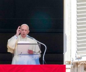 El papa Francisco da la bendición desde la ventana de su estudio que da hacia la Plaza de San Pedro, en el Vaticano, el 5 de septiembre de 2021. FOTO: AP