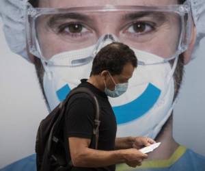 Un hombre con una mascarilla para prevenir la propagaciÃ³n del coronavirus camina en el vecindario de Vallecas en Madrid, EspaÃ±a, el sÃ¡bado 19 de septiembre de 2020. (AP Foto/Manu FernÃ¡ndez)