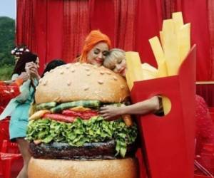 El video cierra con Swift y Katy Perry, vestidas como papas fritas y una hamburguesa, abrazándose. Foto: Captura de video.