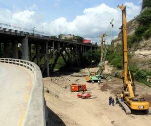 Las obras de la vía rápida que se construye en el margen del río Choluteca comenzaron en abril. Foto: Johny Magallanes / EL HERALDO.