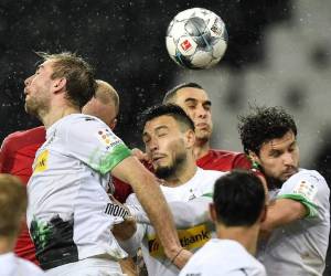Varios jugadores disputan un centro durante un partido de la Bundesliga entre el Borussia Mönchengladbach y el Colonia. Foto: Agencia AP.
