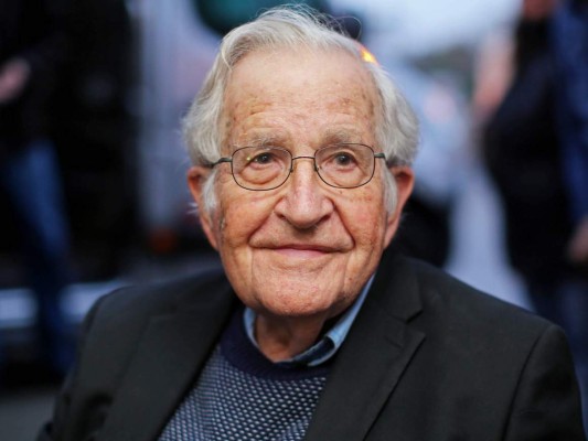 El lingüista y activista político estadounidense Noam Chomsky (R), aparece en una conferencia de prensa después de visitar al ex presidente Luiz Inácio Lula da Silva. Foto: Agencia AFP.