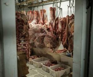 Partes de reses en un negocio ubicado en Río de Janeiro. Foto AFP