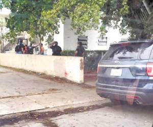 Isis Aguilera facilitó a EL HERALDO esta fotografía donde se observa a oficiales fuera de su vivienda.