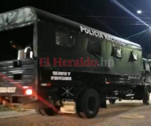 El contingente policial y militar en su llegada a la cárcel de El Porvenir tras la masacre.