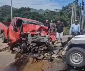 Ambos conductores quedaron atrapados en sus vehículos y fueron rescatados por cuerpos de socorro. Las causas de la conducción imprudente aún se desconocen.