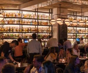 A partir del jueves y hasta el 16 de enero, 'los restaurantes y locales de ocio solo podrán acoger mesas de seis personas y se prohibirá la música'. Foto de referencia: Canva