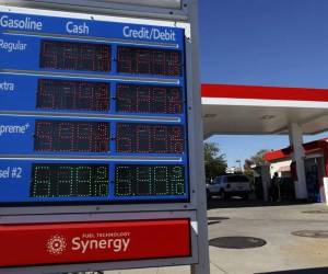 Indican que existe un riesgo mayor si el aumento de los precios de la gasolina y el petróleo se traslada a otros productos de primera necesidad, como los alimentos y los servicios públicos.