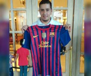 El aficionado mostró su camisa firmada por todo el plantel del Barcelona en el año 2014.