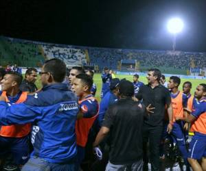 Una imagen de la pelea de ambos equipos esta noche. Foto: Juan Salgado.