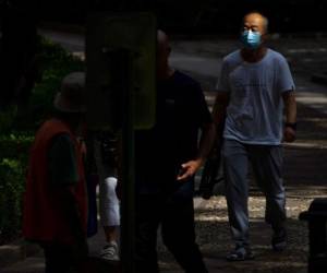 Investigaciones previas concluyeron que las vacunas eran más efectivas para evitar hospitalizaciones y muertes, no la transmisión del virus. FOTO: AP