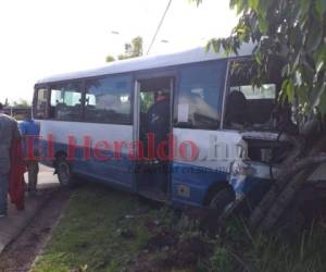 Así quedó la unidad de transporte que recorre la ruta Carrizal- La Sosa en la capital hondureña. Foto: Alex Pérez/ EL HERALDO