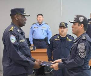 El comisionado Héctor Ruiz (izquierda) asumió ayer de manera oficial la responsabilidad de dirigir a los agentes de la unidad TIGRES.