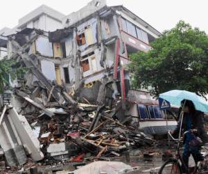 La profundidad del sismo se estimó a 10 km y su epicentro se situó a 39 km del cantón de Luding, informó la televisión publica china CCTV.