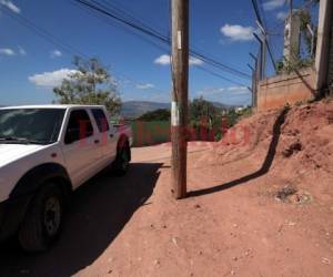 En medio de la calle se encuentra el poste de madera. Foto: Johny Magallanes/EL HERALDO