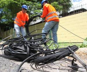 Las cuadrillas de la comuna capitalina realizan trabajos de limpieza y ordenamiento del cableado que se encuentra sin emplear en las calles y avenidas de la ciudad. Foto: Efraín Salgado/EL HERALDO.