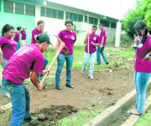 Los estudiantes del Instituto Polivalente Angel Augusto Castillo han construido aulas y espacios recreativos. Las Lajas, Comayagua 14 Agost 2012