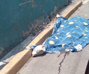El cuerpo de Ives Nelson Cruz Vallejo fue tapado con una sábana, por los vecinos de la colonia La Torres.