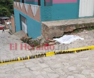 La víctima quedó en una calle de piedras de la colonia Flor Oriental número 2. Foto: Estalin Irías/EL HERALDO.