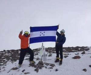 Este alpinista está orgulloso de su país. Cada vez que llega a la cima posa con la Bandera Nacional. Aquí en la cima del volcán Acatenango (3,976 m) en Guatemala. Foto cortesía Instagram.