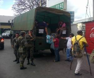 En camiones del EJército se realiza este lunes la venta de frijoles. (Foto: Mario Urrutia)