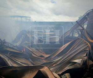 Materiales quemados, humos tóxicos y una zona resguardada es la escena que se logra observar en la bodega del anillo periférico incendiada, donde algunos locales fueron afectados. Así quedó el lugar: