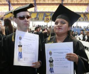 Los nuevos profesionales, entre los cuales hay dos no videntes, recibieron con mucha emoción sus títulos universitarios.