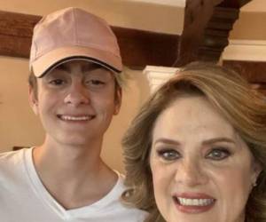 'Cuánto te amo mi Nic. Aquí un día que me acompañó anís grabaciones', comentó Erika al subir esta foto con su hijo. Foto: erikabuenfil50/Instagram