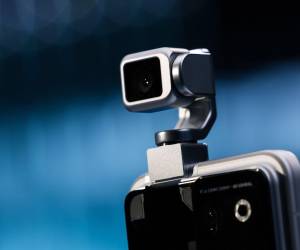El Robot Phone, un smartphone con IA, gimbal mecánico, cámara de 200 MP y funciones de imagen desarrolladas junto con ARRI.
