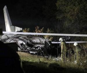 El avión, un Antonov An-26, se estrelló el viernes por la noche en un vuelo de entrenamiento a dos kilómetros del aeropuerto militar de Chuguev, cerca de Járkov. Foto: Cortesía